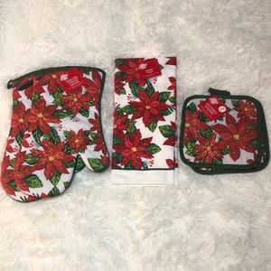 🎄Christmas Poinsettia 5 Piece Set 1 Hand Towel 2 Oven Mitts 2 Pot Holders 🎄NWT
